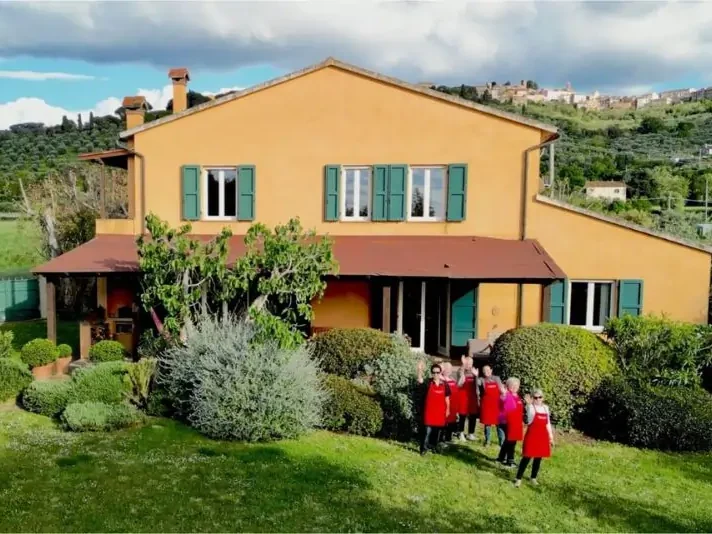 Guests and Chicca in the La Casa Toscana garden